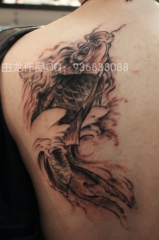 上海纹身由龙作品左后肩部鱼纹身